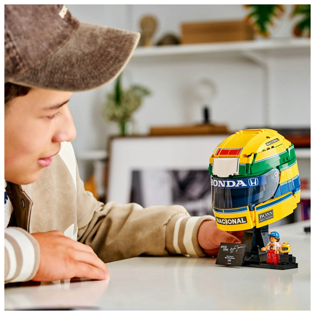 LEGO Editions Ayrton Senna Helmet 43024 Formula 1 display set with 931 pieces and minifigure.