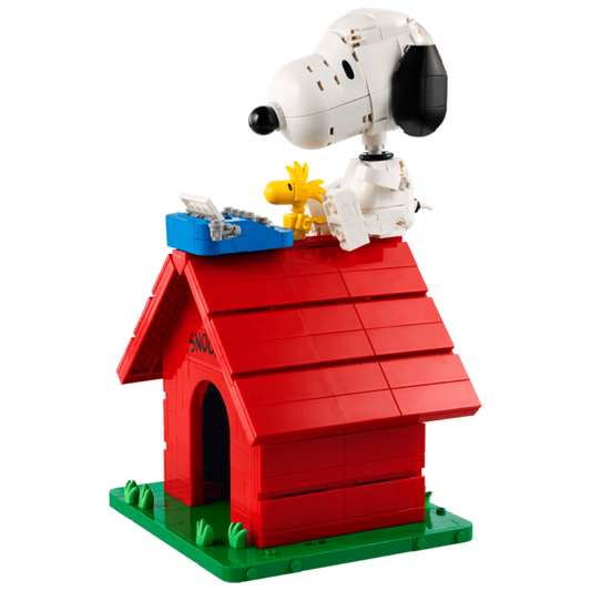 Lego Peanuts Snoopy's Doghouse 21368 display model with Snoopy, Woodstock, typewriter, and red doghouse